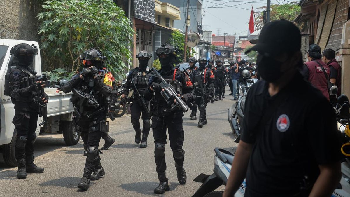 Gerebek Kampung Narkoba di Jakbar, Polisi Sita Sabu hingga Busur Panah — NadiKabar.com