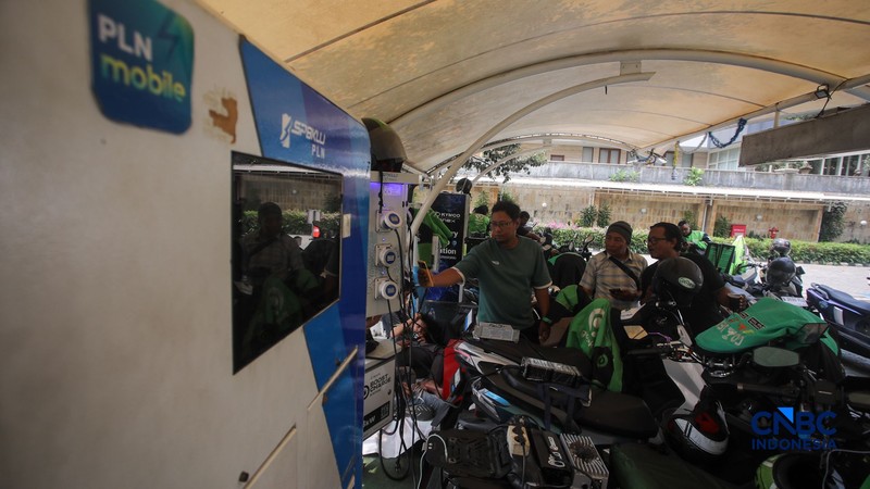 Warga mengisi daya mobil listrik pada SPKLU PLN di kawasan Gambir, Jakarta, Jumat (9/10/2026), di tengah meningkatnya penggunaan kendaraan listrik di Indonesia.  (CNBC Indonesia/Faisal Rahman)