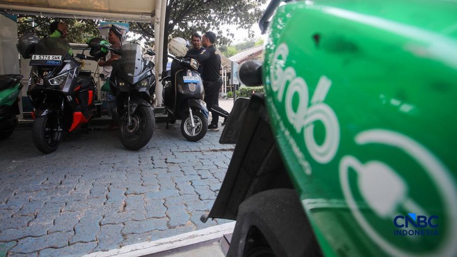 Warga mengisi daya mobil listrik pada SPKLU PLN di kawasan Gambir, Jakarta, Jumat (9/10/2026), di tengah meningkatnya penggunaan kendaraan listrik di Indonesia.  (CNBC Indonesia/Faisal Rahman)