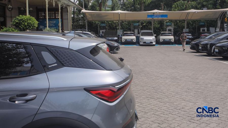 Warga mengisi daya mobil listrik pada SPKLU PLN di kawasan Gambir, Jakarta, Jumat (9/10/2026), di tengah meningkatnya penggunaan kendaraan listrik di Indonesia.  (CNBC Indonesia/Faisal Rahman)