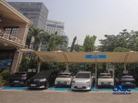 Warga mengisi daya mobil listrik pada SPKLU PLN di kawasan Gambir, Jakarta, Jumat (9/10/2026), di tengah meningkatnya penggunaan kendaraan listrik di Indonesia.  (CNBC Indonesia/Faisal Rahman)