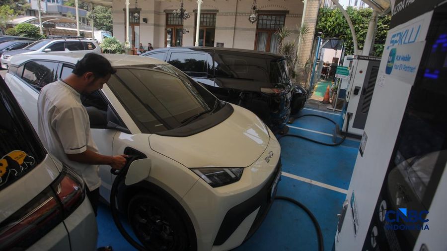 Warga mengisi daya mobil listrik pada SPKLU PLN di kawasan Gambir, Jakarta, Jumat (9/10/2026), di tengah meningkatnya penggunaan kendaraan listrik di Indonesia.  (CNBC Indonesia/Faisal Rahman)