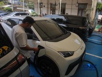 Warga mengisi daya mobil listrik pada SPKLU PLN di kawasan Gambir, Jakarta, Jumat (9/10/2026), di tengah meningkatnya penggunaan kendaraan listrik di Indonesia.  (CNBC Indonesia/Faisal Rahman)