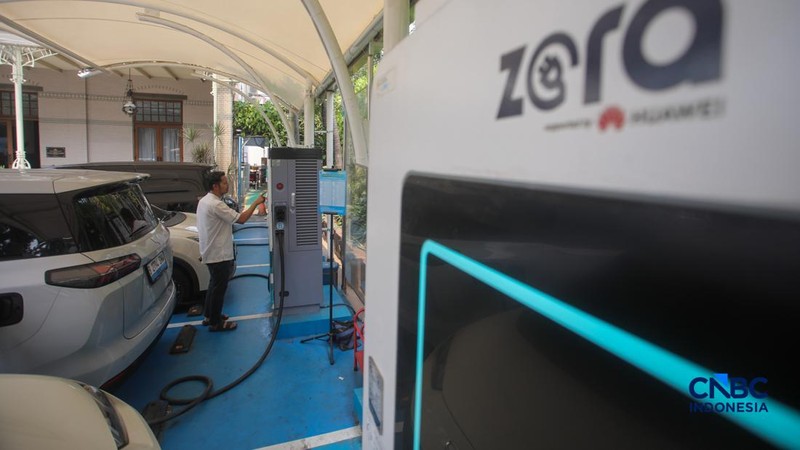 Warga mengisi daya mobil listrik pada SPKLU PLN di kawasan Gambir, Jakarta, Jumat (9/10/2026), di tengah meningkatnya penggunaan kendaraan listrik di Indonesia.  (CNBC Indonesia/Faisal Rahman)
