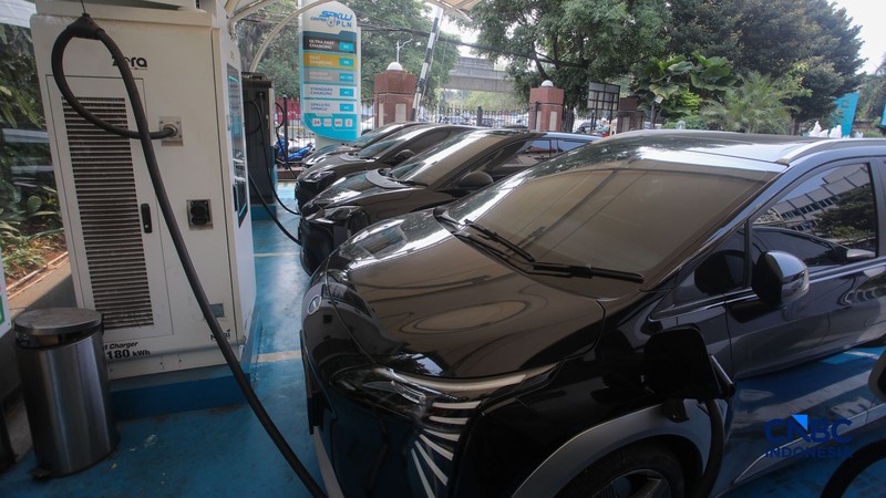 Warga mengisi daya mobil listrik pada SPKLU PLN di kawasan Gambir, Jakarta, Jumat (9/10/2026), di tengah meningkatnya penggunaan kendaraan listrik di Indonesia.  (CNBC Indonesia/Faisal Rahman)