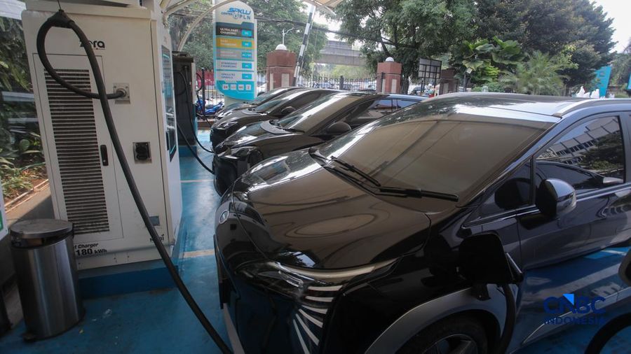 Warga mengisi daya mobil listrik pada SPKLU PLN di kawasan Gambir, Jakarta, Jumat (9/10/2026), di tengah meningkatnya penggunaan kendaraan listrik di Indonesia.  (CNBC Indonesia/Faisal Rahman)