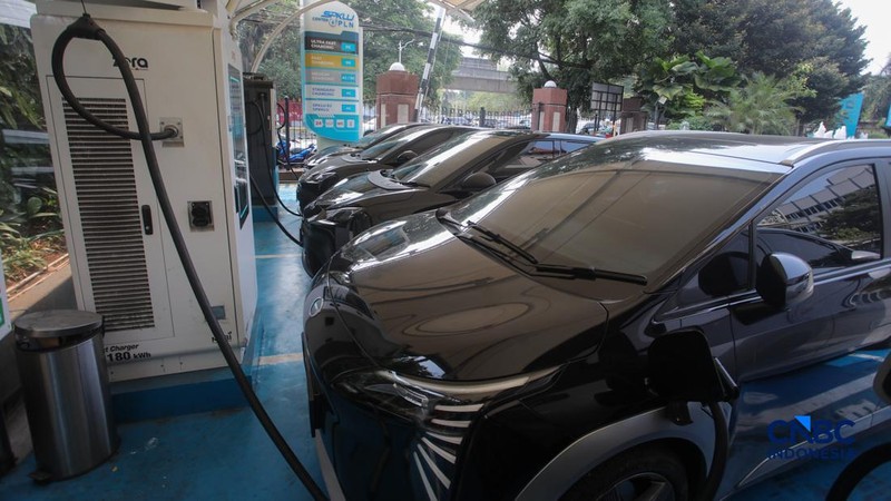 Warga mengisi daya mobil listrik pada SPKLU PLN di kawasan Gambir, Jakarta, Jumat (9/10/2026), di tengah meningkatnya penggunaan kendaraan listrik di Indonesia.  (CNBC Indonesia/Faisal Rahman)