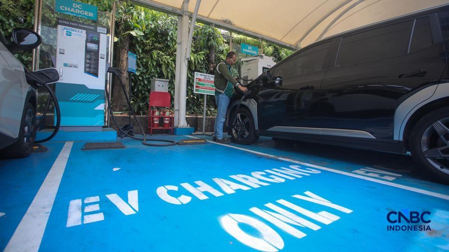 Warga mengisi daya mobil listrik pada SPKLU PLN di kawasan Gambir, Jakarta, Jumat (9/10/2026), di tengah meningkatnya penggunaan kendaraan listrik di Indonesia.  (CNBC Indonesia/Faisal Rahman)