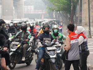Kabut Asap Karhutla Selimuti Palembang, Pertamina Bagikan 10.000 Masker