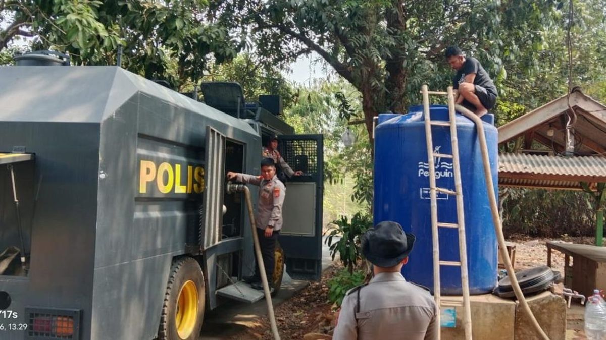 Polisi Bersama Masyarakat, Air Bersih Dikirim ke Warga yang Mengadu Kekeringan — NadiKabar.com