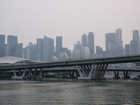 Polusi udara di Singapura telah memburuk hingga menjadi yang tertinggi di dunia. Kondisi krisis ini terjadi setelah kabut asap dari rentetan kebakaran hutan dan lahan (karhutra) terjadi di Sumatera, Indonesia, Jumat (9/10/2026). (AFP/ANTHONY WALLACE)