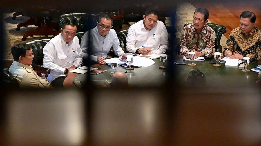 Presiden Prabowo Subianto memimpin rapat terbatas di kediaman pribadinya di Hambalang, Kabupaten Bogor, Provinsi Jawa Barat, Jumat (9/10/2026). (Dokumentasi Sekretariat Kabinet)