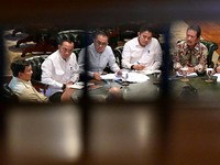 Presiden Prabowo Subianto memimpin rapat terbatas di kediaman pribadinya di Hambalang, Kabupaten Bogor, Provinsi Jawa Barat, Jumat (9/10/2026). (Dokumentasi Sekretariat Kabinet)