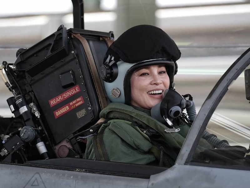Ratu Thailand, Ratu Suthida Bajrasudhabimalalakshana  menerbangkan jet jenis Saab JAS 39C Gripen di Pangkalan Udara Wing 7, Daerah Phun Phin, Wilayah Surat Thani, Bangkok, Thailand, Kamis (8/10/2026). (Dok. Bureau of the Royal Household)