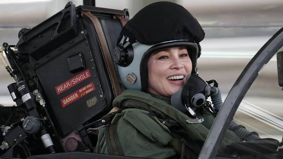 Ratu Thailand, Ratu Suthida Bajrasudhabimalalakshana  menerbangkan jet jenis Saab JAS 39C Gripen di Pangkalan Udara Wing 7, Daerah Phun Phin, Wilayah Surat Thani, Bangkok, Thailand, Kamis (8/10/2026). (Dok. Bureau of the Royal Household)
