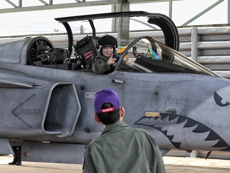 Ratu Thailand, Ratu Suthida Bajrasudhabimalalakshana  menerbangkan jet jenis Saab JAS 39C Gripen di Pangkalan Udara Wing 7, Daerah Phun Phin, Wilayah Surat Thani, Bangkok, Thailand, Kamis (8/10/2026). (Dok. Bureau of the Royal Household)
