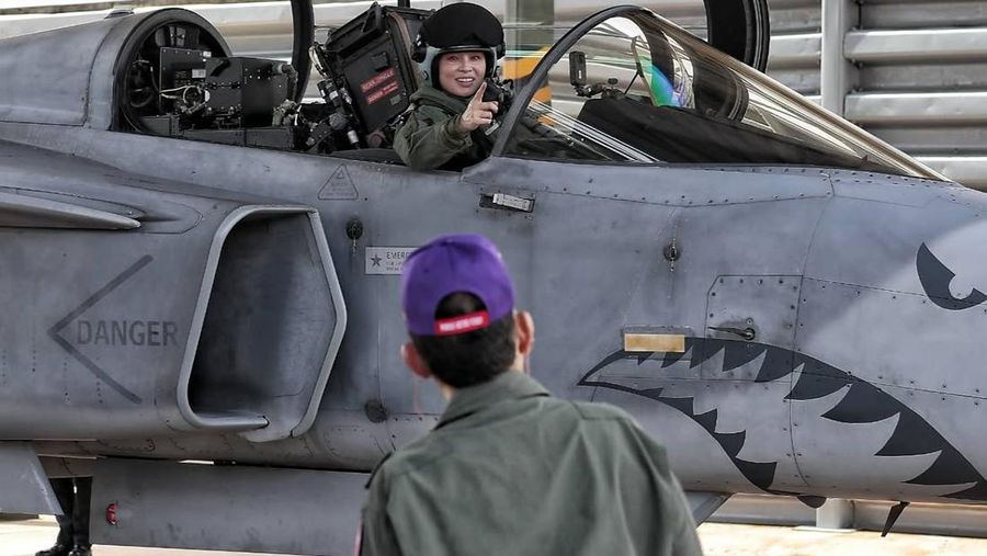 Ratu Thailand, Ratu Suthida Bajrasudhabimalalakshana  menerbangkan jet jenis Saab JAS 39C Gripen di Pangkalan Udara Wing 7, Daerah Phun Phin, Wilayah Surat Thani, Bangkok, Thailand, Kamis (8/10/2026). (Dok. Bureau of the Royal Household)