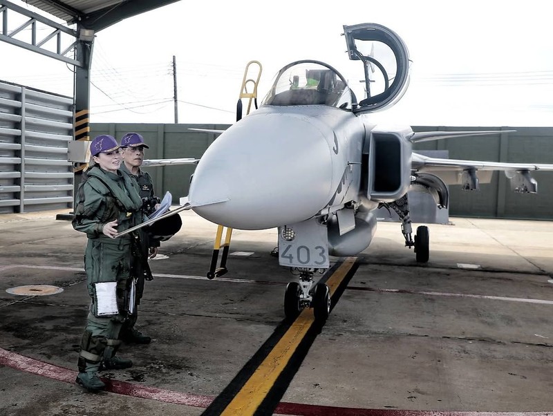 Ratu Thailand, Ratu Suthida Bajrasudhabimalalakshana  menerbangkan jet jenis Saab JAS 39C Gripen di Pangkalan Udara Wing 7, Daerah Phun Phin, Wilayah Surat Thani, Bangkok, Thailand, Kamis (8/10/2026). (Dok. Bureau of the Royal Household)