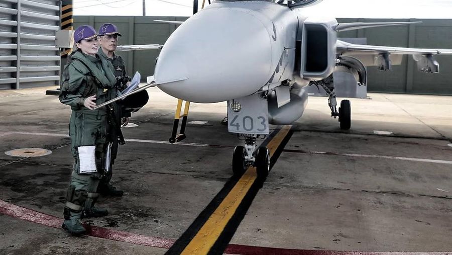 Ratu Thailand, Ratu Suthida Bajrasudhabimalalakshana  menerbangkan jet jenis Saab JAS 39C Gripen di Pangkalan Udara Wing 7, Daerah Phun Phin, Wilayah Surat Thani, Bangkok, Thailand, Kamis (8/10/2026). (Dok. Bureau of the Royal Household)