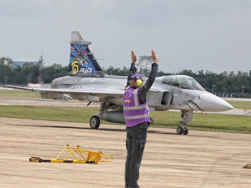 Ratu Thailand, Ratu Suthida Bajrasudhabimalalakshana  menerbangkan jet jenis Saab JAS 39C Gripen di Pangkalan Udara Wing 7, Daerah Phun Phin, Wilayah Surat Thani, Bangkok, Thailand, Kamis (8/10/2026). (Dok. Bureau of the Royal Household)