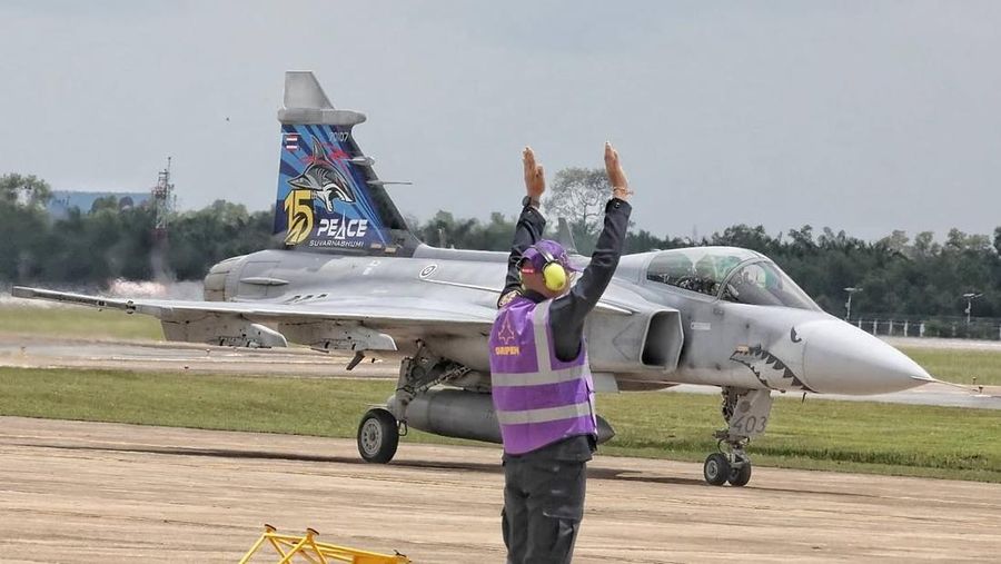 Ratu Thailand, Ratu Suthida Bajrasudhabimalalakshana  menerbangkan jet jenis Saab JAS 39C Gripen di Pangkalan Udara Wing 7, Daerah Phun Phin, Wilayah Surat Thani, Bangkok, Thailand, Kamis (8/10/2026). (Dok. Bureau of the Royal Household)