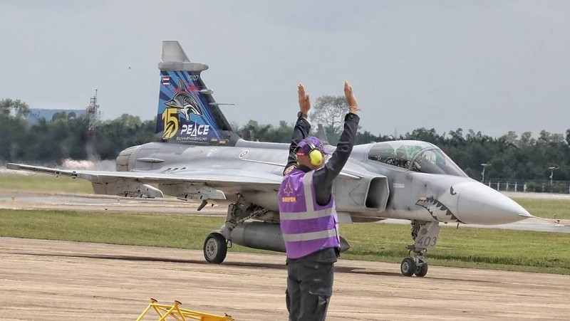 Ratu Thailand, Ratu Suthida Bajrasudhabimalalakshana  menerbangkan jet jenis Saab JAS 39C Gripen di Pangkalan Udara Wing 7, Daerah Phun Phin, Wilayah Surat Thani, Bangkok, Thailand, Kamis (8/10/2026). (Dok. Bureau of the Royal Household)