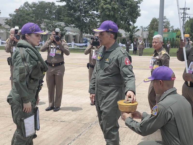 Ratu Thailand, Ratu Suthida Bajrasudhabimalalakshana  menerbangkan jet jenis Saab JAS 39C Gripen di Pangkalan Udara Wing 7, Daerah Phun Phin, Wilayah Surat Thani, Bangkok, Thailand, Kamis (8/10/2026). (Dok. Bureau of the Royal Household)