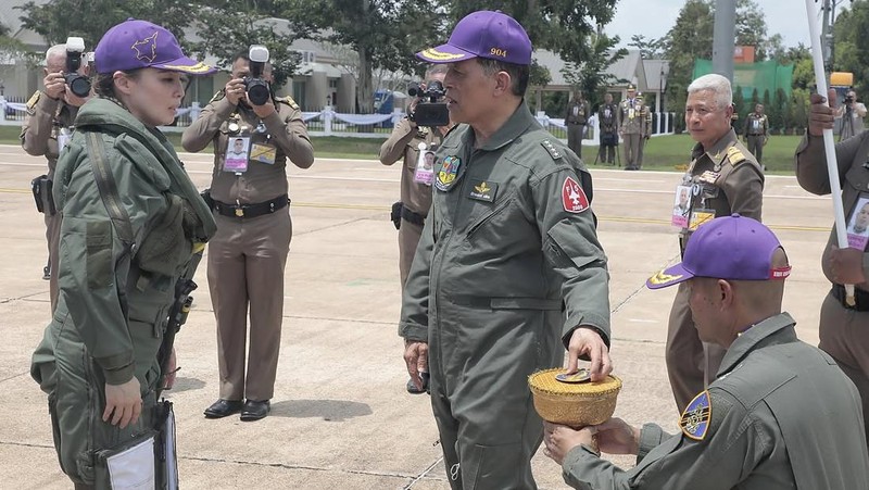 Ratu Thailand, Ratu Suthida Bajrasudhabimalalakshana  menerbangkan jet jenis Saab JAS 39C Gripen di Pangkalan Udara Wing 7, Daerah Phun Phin, Wilayah Surat Thani, Bangkok, Thailand, Kamis (8/10/2026). (Dok. Bureau of the Royal Household)