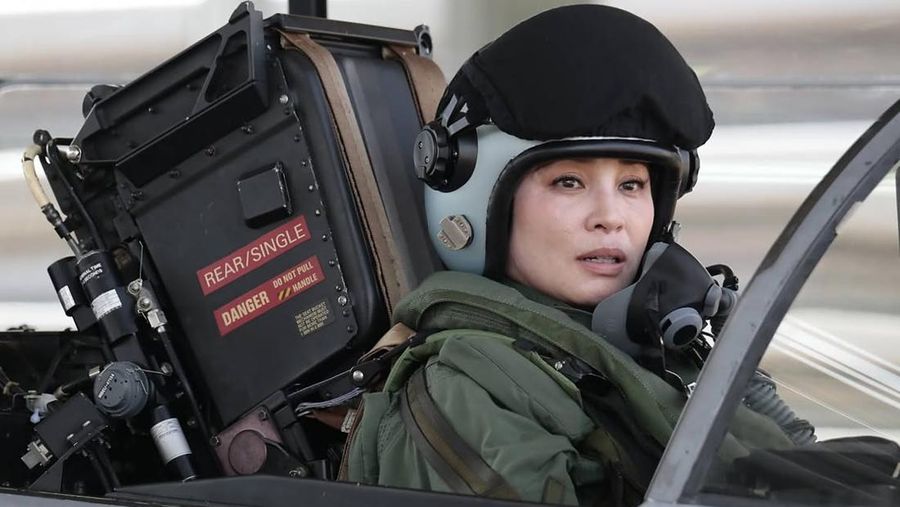Ratu Thailand, Ratu Suthida Bajrasudhabimalalakshana  menerbangkan jet jenis Saab JAS 39C Gripen di Pangkalan Udara Wing 7, Daerah Phun Phin, Wilayah Surat Thani, Bangkok, Thailand, Kamis (8/10/2026). (Dok. Bureau of the Royal Household)