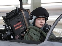 Ratu Thailand, Ratu Suthida Bajrasudhabimalalakshana  menerbangkan jet jenis Saab JAS 39C Gripen di Pangkalan Udara Wing 7, Daerah Phun Phin, Wilayah Surat Thani, Bangkok, Thailand, Kamis (8/10/2026). (Dok. Bureau of the Royal Household)