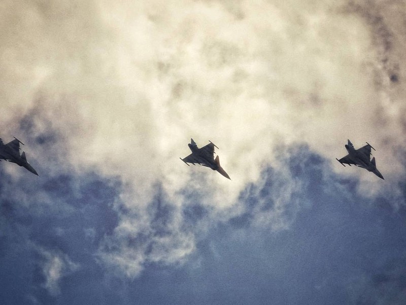 Ratu Thailand, Ratu Suthida Bajrasudhabimalalakshana  menerbangkan jet jenis Saab JAS 39C Gripen di Pangkalan Udara Wing 7, Daerah Phun Phin, Wilayah Surat Thani, Bangkok, Thailand, Kamis (8/10/2026). (Dok. Bureau of the Royal Household)