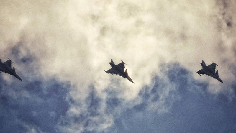 Ratu Thailand, Ratu Suthida Bajrasudhabimalalakshana  menerbangkan jet jenis Saab JAS 39C Gripen di Pangkalan Udara Wing 7, Daerah Phun Phin, Wilayah Surat Thani, Bangkok, Thailand, Kamis (8/10/2026). (Dok. Bureau of the Royal Household)