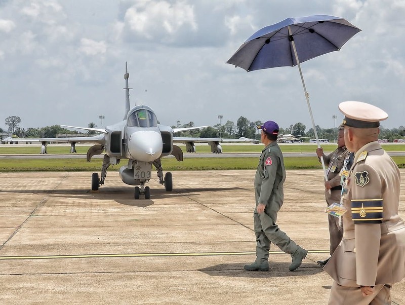 Ratu Thailand, Ratu Suthida Bajrasudhabimalalakshana  menerbangkan jet jenis Saab JAS 39C Gripen di Pangkalan Udara Wing 7, Daerah Phun Phin, Wilayah Surat Thani, Bangkok, Thailand, Kamis (8/10/2026). (Dok. Bureau of the Royal Household)