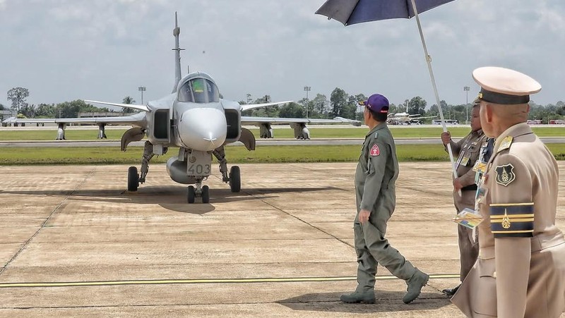 Ratu Thailand, Ratu Suthida Bajrasudhabimalalakshana  menerbangkan jet jenis Saab JAS 39C Gripen di Pangkalan Udara Wing 7, Daerah Phun Phin, Wilayah Surat Thani, Bangkok, Thailand, Kamis (8/10/2026). (Dok. Bureau of the Royal Household)