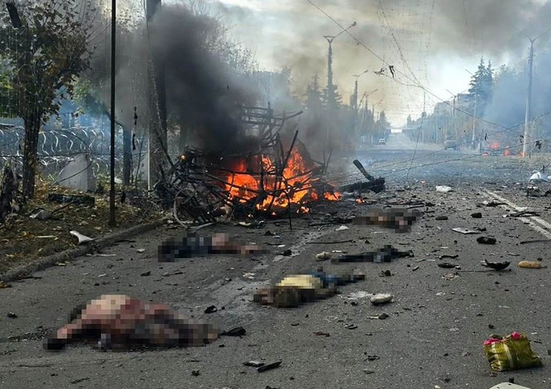 Rusia menyerang bus di kota Kramatorsk, Ukraina, Jumat (9/10/2026). Serangan ini salah satu serangan paling mematikan dalam beberapa minggu terakhir. (via REUTERS/State Emergency Service of Ukrai)