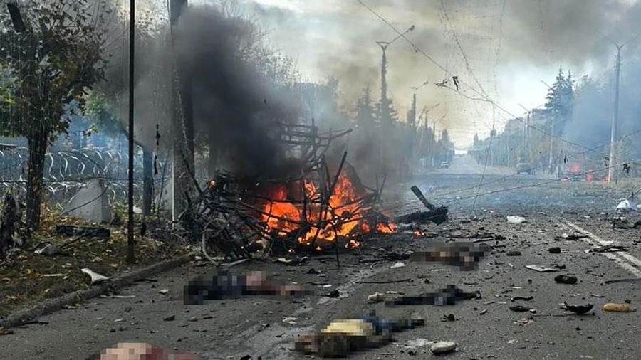 Rusia menyerang bus di kota Kramatorsk, Ukraina, Jumat (9/10/2026). Serangan ini salah satu serangan paling mematikan dalam beberapa minggu terakhir. (AFP/HANDOUT)