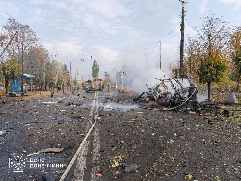 Rusia menyerang bus di kota Kramatorsk, Ukraina, Jumat (9/10/2026). Serangan ini salah satu serangan paling mematikan dalam beberapa minggu terakhir. (via REUTERS/State Emergency Service of Ukrai)