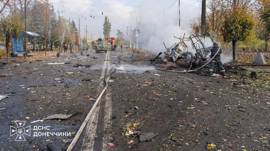 Rusia menyerang bus di kota Kramatorsk, Ukraina, Jumat (9/10/2026). Serangan ini salah satu serangan paling mematikan dalam beberapa minggu terakhir. (AFP/HANDOUT)