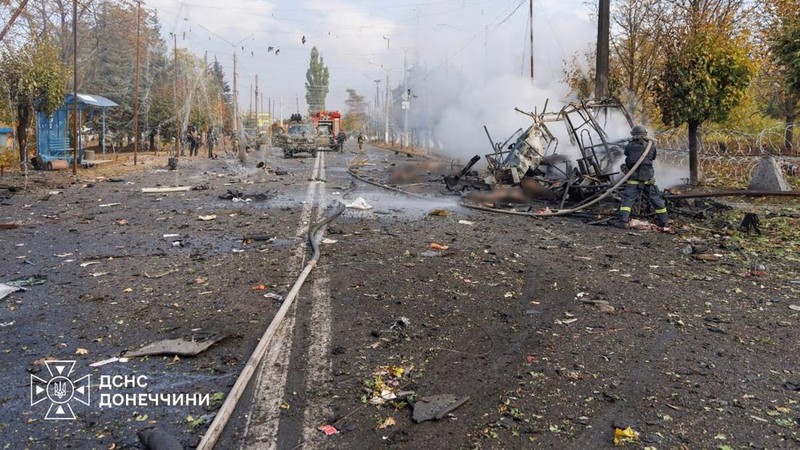Rusia menyerang bus di kota Kramatorsk, Ukraina, Jumat (9/10/2026). Serangan ini salah satu serangan paling mematikan dalam beberapa minggu terakhir. (AFP/HANDOUT)