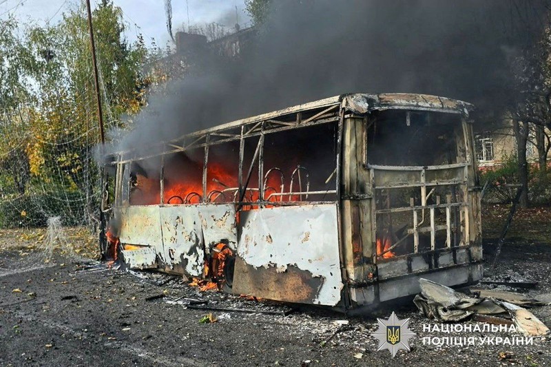 Rusia menyerang bus di kota Kramatorsk, Ukraina, Jumat (9/10/2026). Serangan ini salah satu serangan paling mematikan dalam beberapa minggu terakhir. (via REUTERS/State Emergency Service of Ukrai)