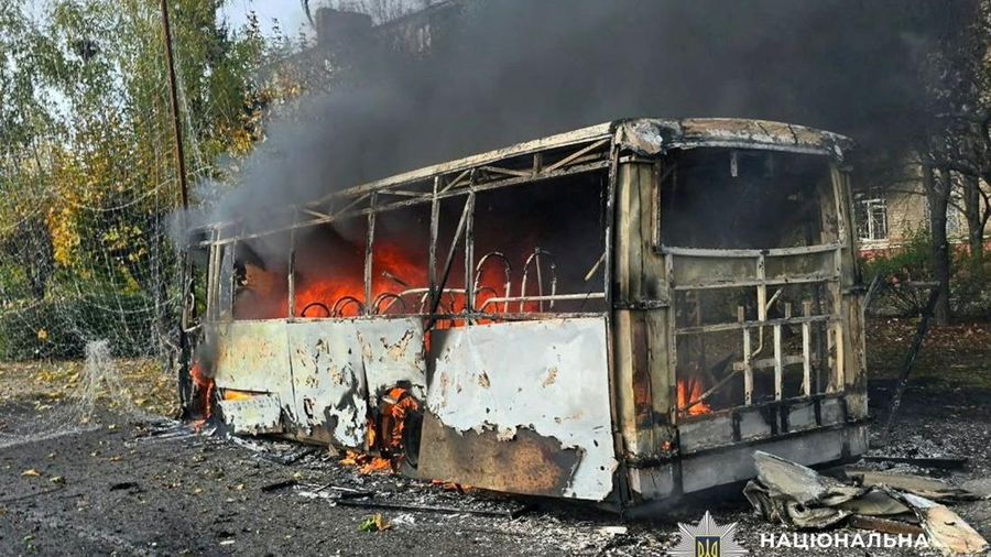 Rusia menyerang bus di kota Kramatorsk, Ukraina, Jumat (9/10/2026). Serangan ini salah satu serangan paling mematikan dalam beberapa minggu terakhir. (via REUTERS/State Emergency Service of Ukrai)