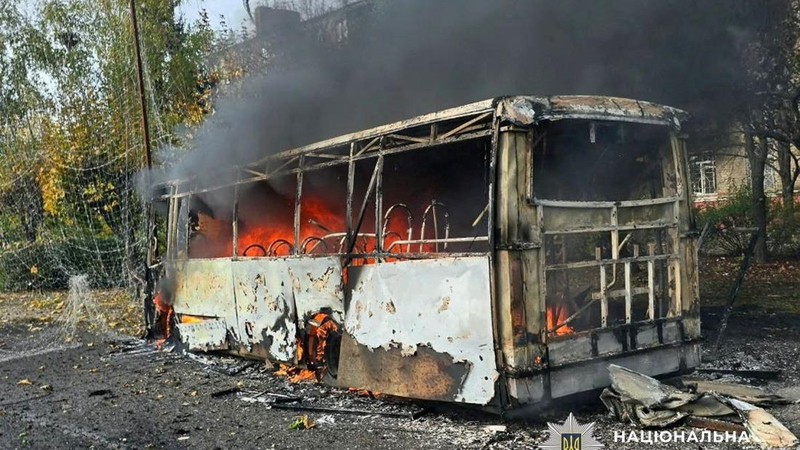 Rusia menyerang bus di kota Kramatorsk, Ukraina, Jumat (9/10/2026). Serangan ini salah satu serangan paling mematikan dalam beberapa minggu terakhir. (via REUTERS/State Emergency Service of Ukrai)