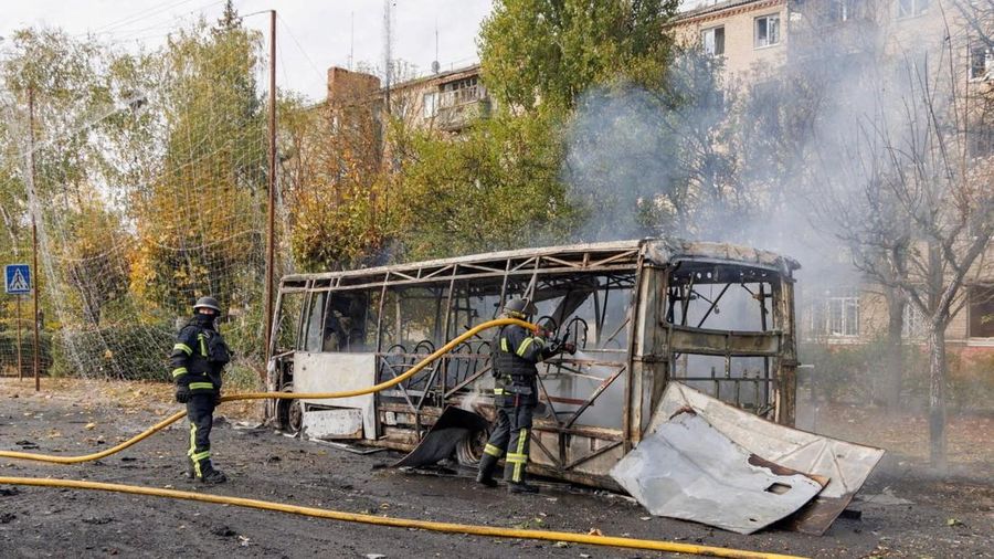 Rusia menyerang bus di kota Kramatorsk, Ukraina, Jumat (9/10/2026). Serangan ini salah satu serangan paling mematikan dalam beberapa minggu terakhir. (via REUTERS/State Emergency Service of Ukrai)