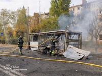 Rusia menyerang bus di kota Kramatorsk, Ukraina, Jumat (9/10/2026). Serangan ini salah satu serangan paling mematikan dalam beberapa minggu terakhir. (via REUTERS/State Emergency Service of Ukrai)