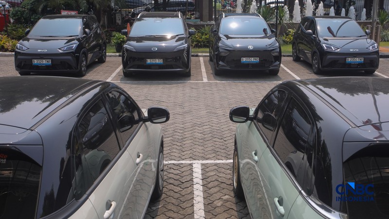 Warga mengisi daya mobil listrik pada SPKLU PLN di kawasan Gambir, Jakarta, Jumat (9/10/2026), di tengah meningkatnya penggunaan kendaraan listrik di Indonesia.  (CNBC Indonesia/Faisal Rahman)