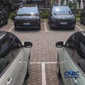 Warga mengisi daya mobil listrik pada SPKLU PLN di kawasan Gambir, Jakarta, Jumat (9/10/2026), di tengah meningkatnya penggunaan kendaraan listrik di Indonesia.  (CNBC Indonesia/Faisal Rahman)