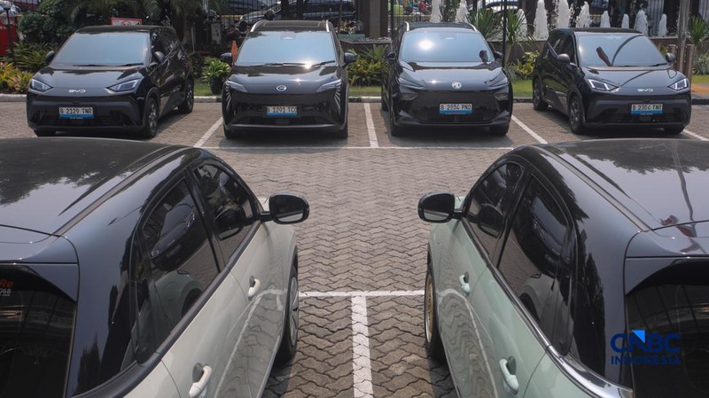 Warga mengisi daya mobil listrik pada SPKLU PLN di kawasan Gambir, Jakarta, Jumat (9/10/2026), di tengah meningkatnya penggunaan kendaraan listrik di Indonesia.  (CNBC Indonesia/Faisal Rahman)