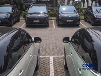 Warga mengisi daya mobil listrik pada SPKLU PLN di kawasan Gambir, Jakarta, Jumat (9/10/2026), di tengah meningkatnya penggunaan kendaraan listrik di Indonesia.  (CNBC Indonesia/Faisal Rahman)