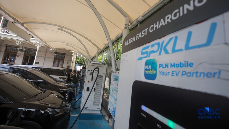 Warga mengisi daya mobil listrik pada SPKLU PLN di kawasan Gambir, Jakarta, Jumat (9/10/2026), di tengah meningkatnya penggunaan kendaraan listrik di Indonesia.  (CNBC Indonesia/Faisal Rahman)