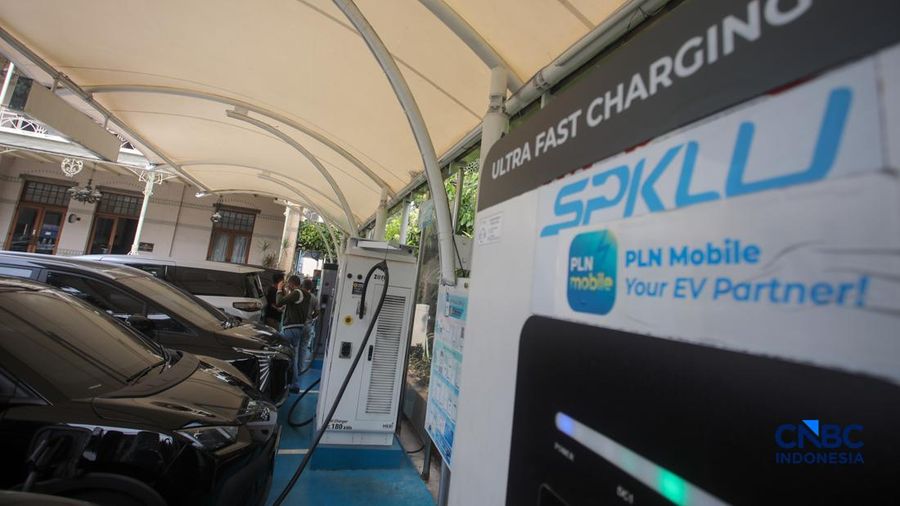 Warga mengisi daya mobil listrik pada SPKLU PLN di kawasan Gambir, Jakarta, Jumat (9/10/2026), di tengah meningkatnya penggunaan kendaraan listrik di Indonesia.  (CNBC Indonesia/Faisal Rahman)